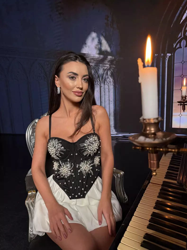 bianca mitroi la pian