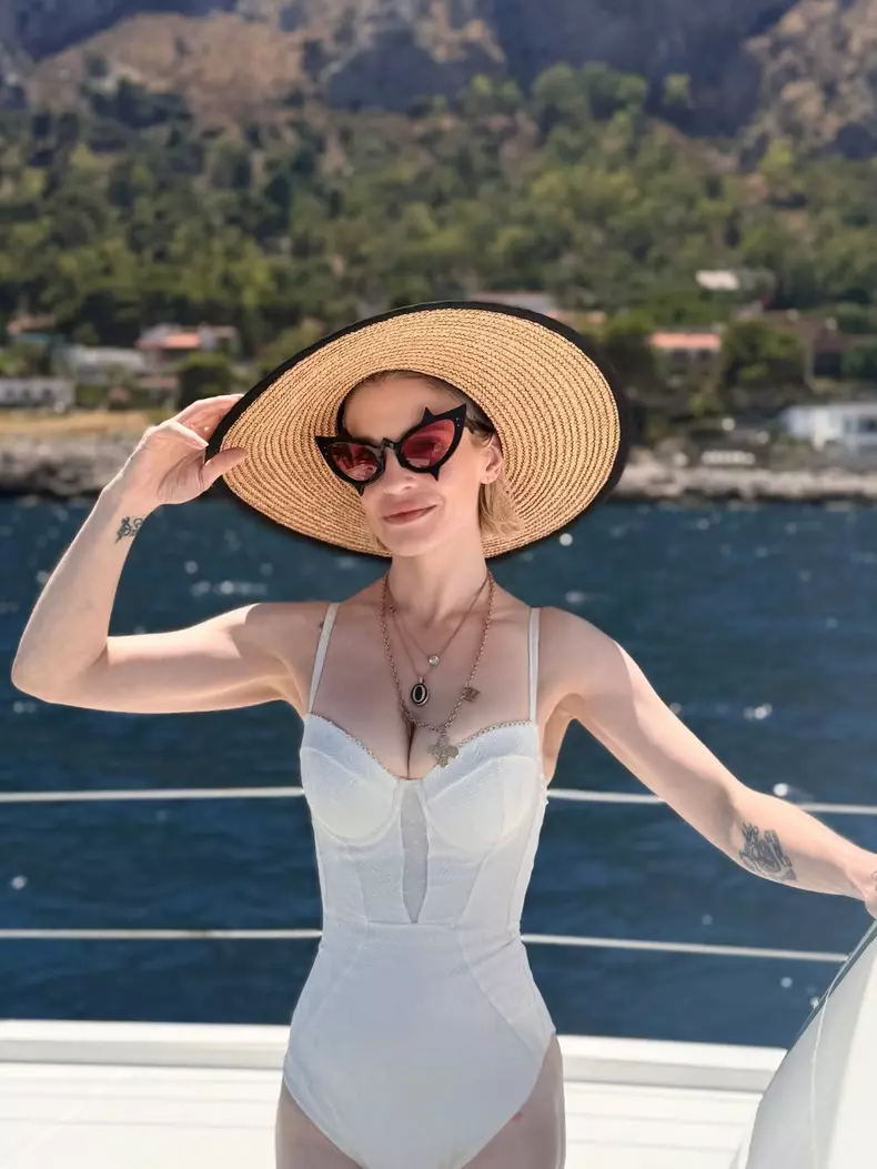 kelly osbourne costum baie