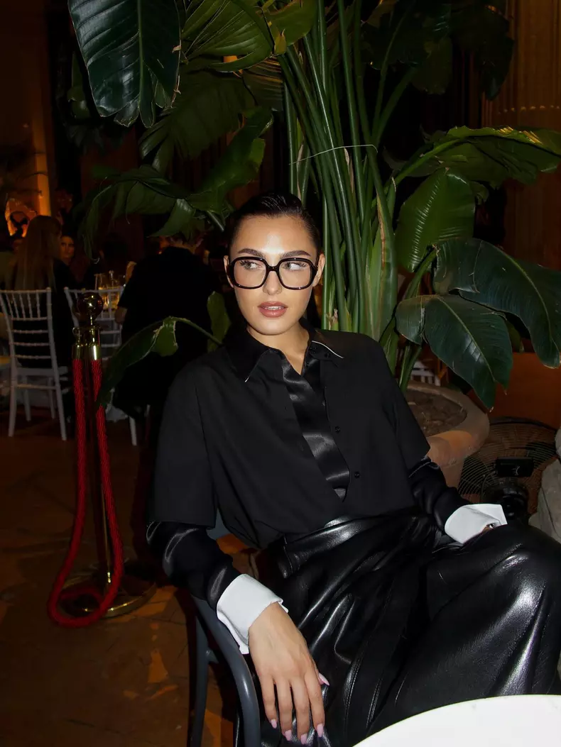 alexia eram cu ochelari