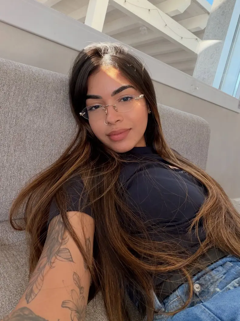 amanda cu ochelari