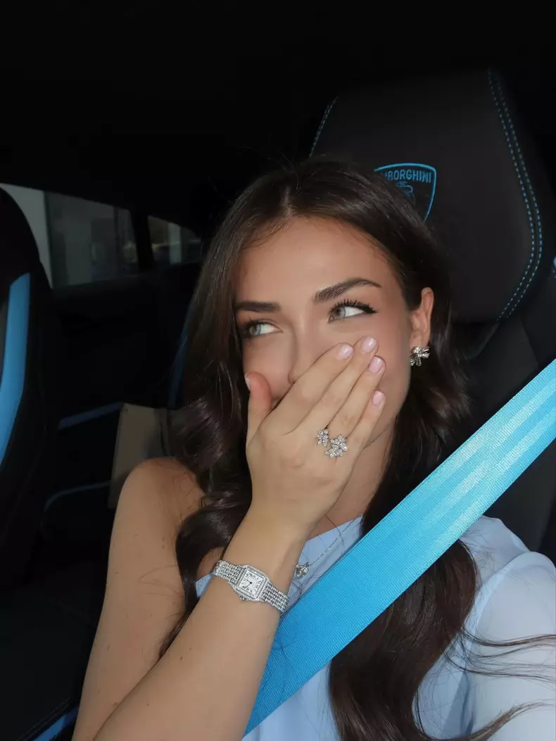 andreea bostanica cu mana la gura