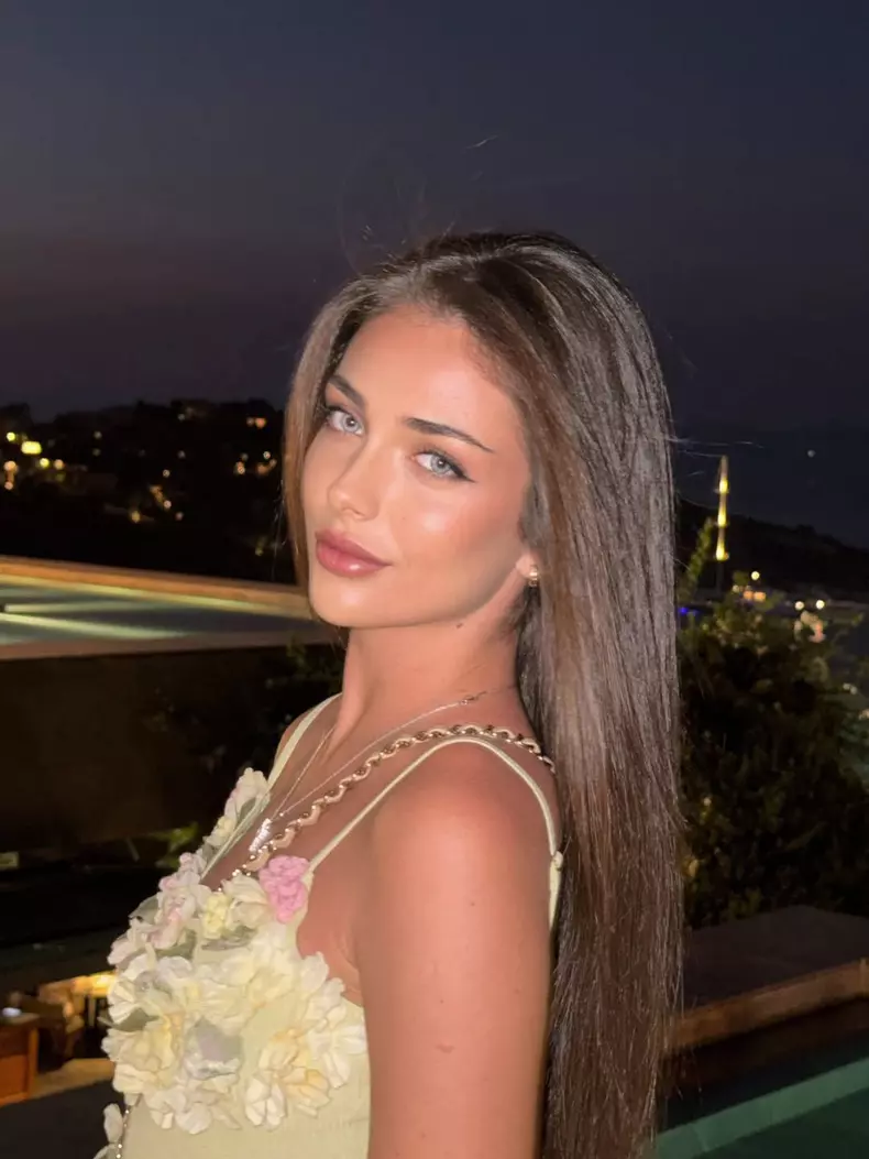 andreea bostanica in galben