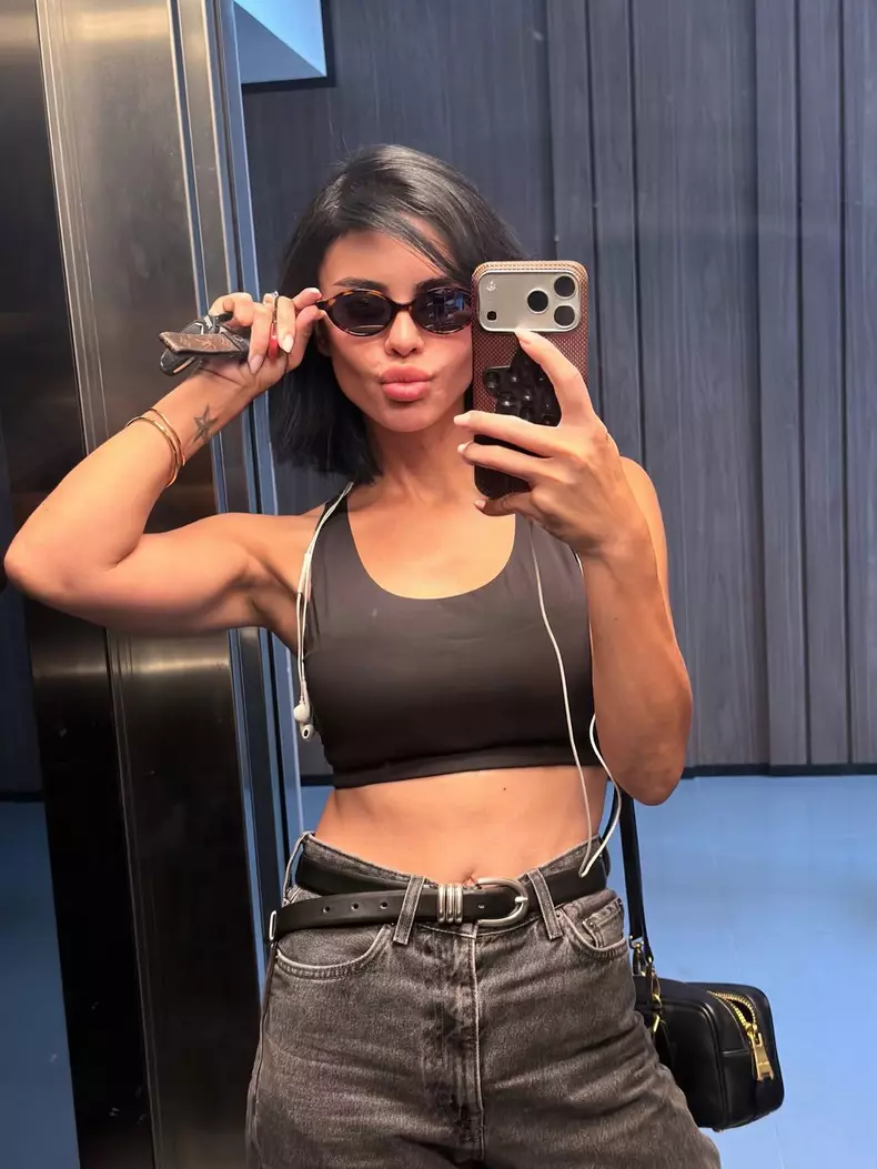 andreea popescu cu ochelari