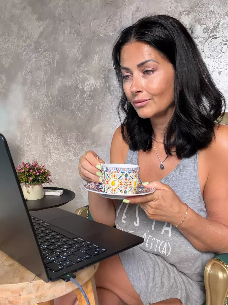 gabriela cristea la laptopt