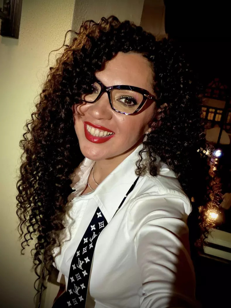 minodora cu camasa alba