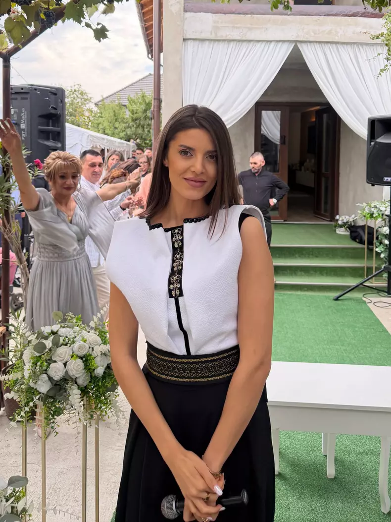 miruna lazea cu microfonul