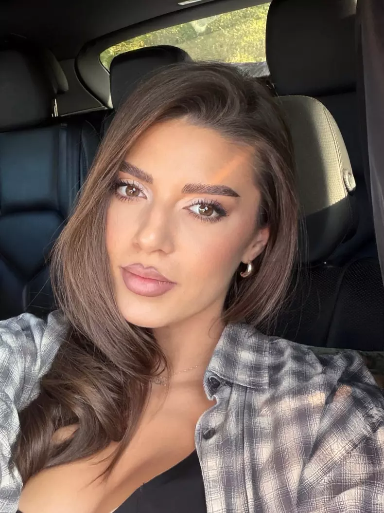 miruna lazea selfie