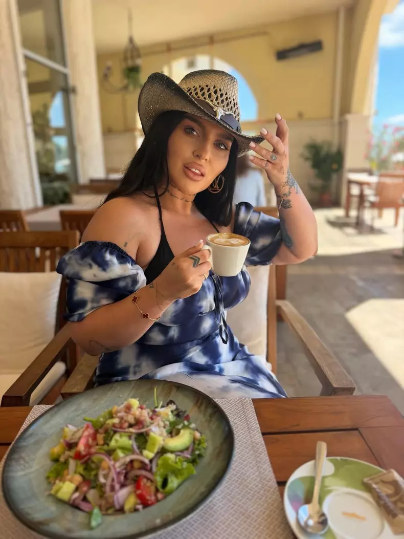 oana radu cu palarie