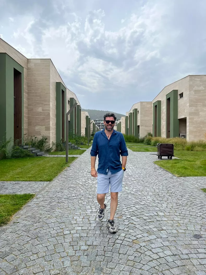 Alex Dima, imagine adorabilă cu bebelușul lui. Vedeta Pro TV a plecat în vacanță. „Un fel de concediu, cu vreo 4-5 treziri pe noapte”