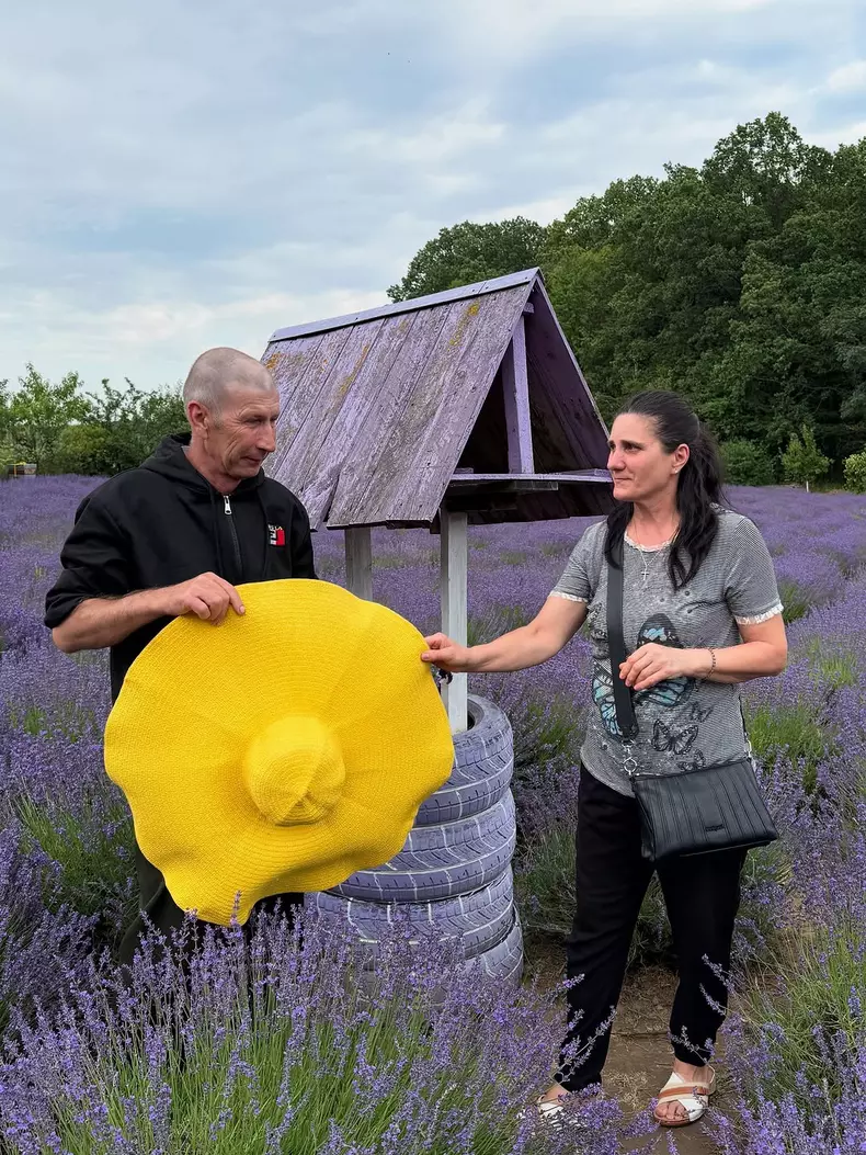 Cristina Ciobănașu, imagini cu părinții ei în lanul cu lavanda (1)