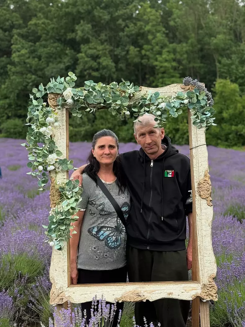 Cristina Ciobănașu, imagini cu părinții ei în lanul cu lavanda (2)