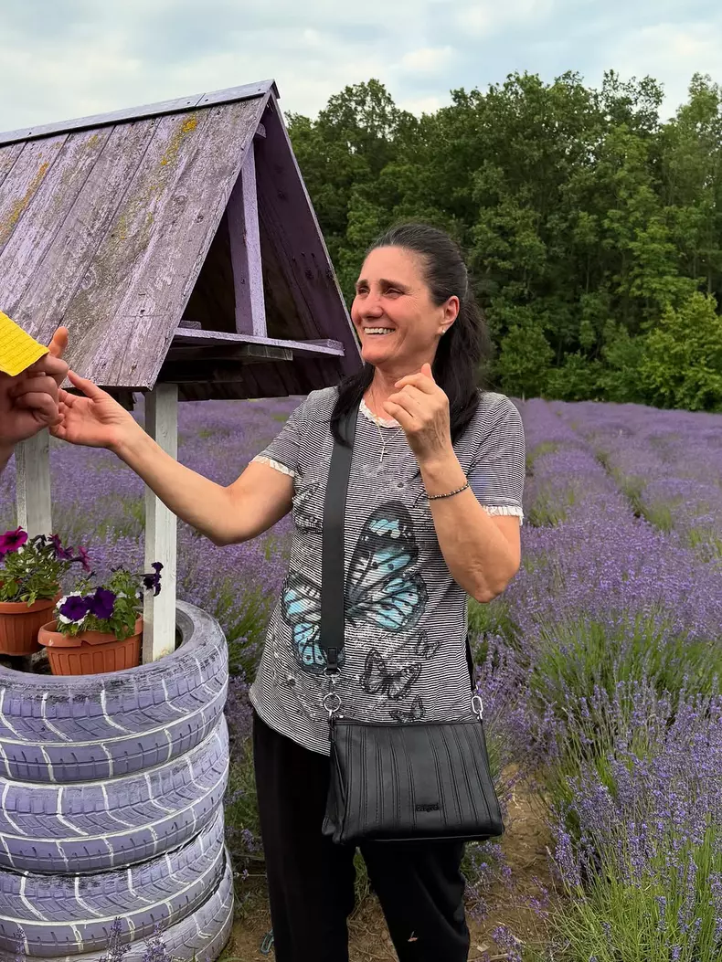 Cristina Ciobănașu, imagini cu părinții ei în lanul cu lavanda (4)