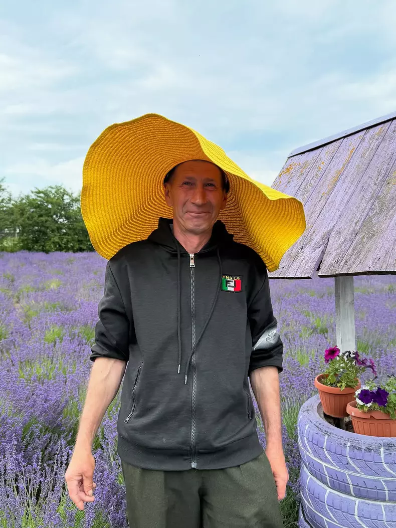 Cristina Ciobănașu, imagini cu părinții ei în lanul cu lavanda (5)