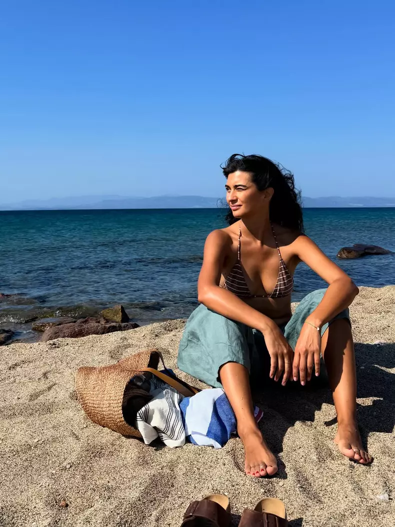 Tuba-Büyüküstün-un-alt-sine-netflix-filmari (1)