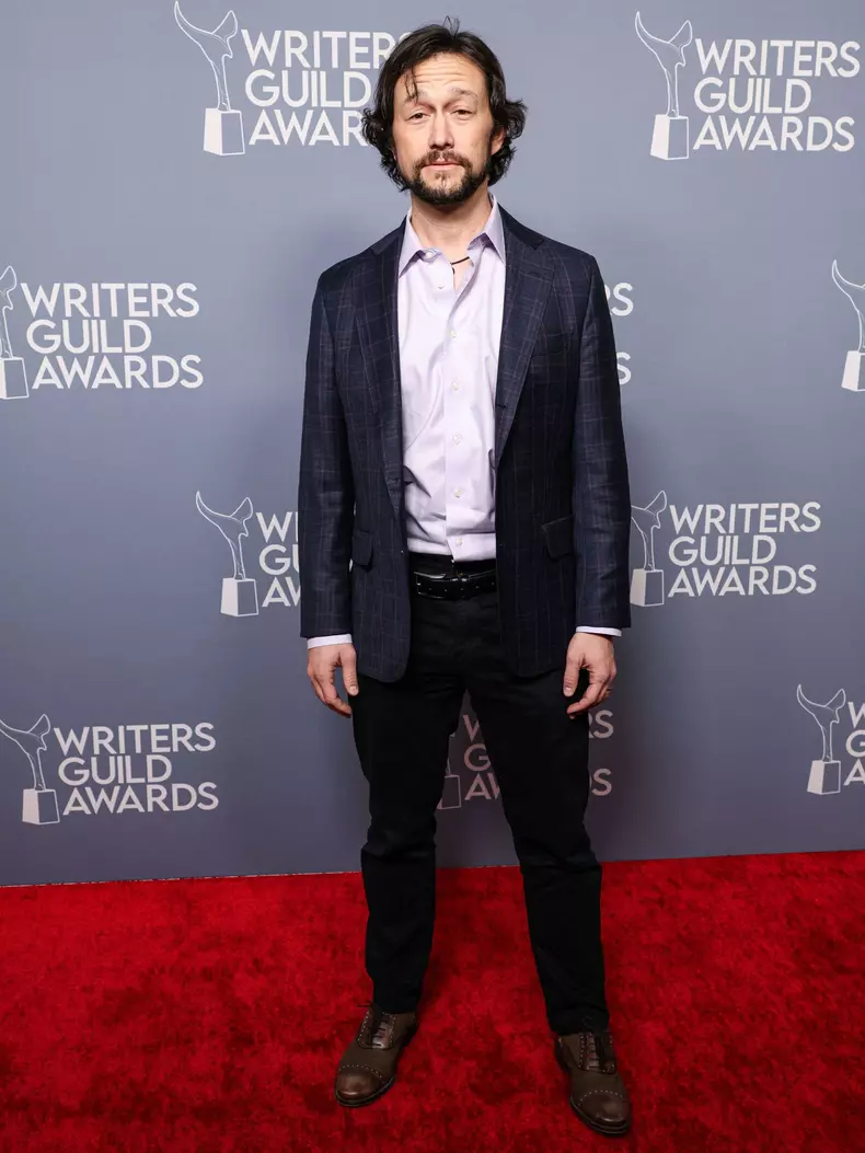Joseph Gordon-Levitt, apariție elegantă la gala Writers Guild Awards 2025