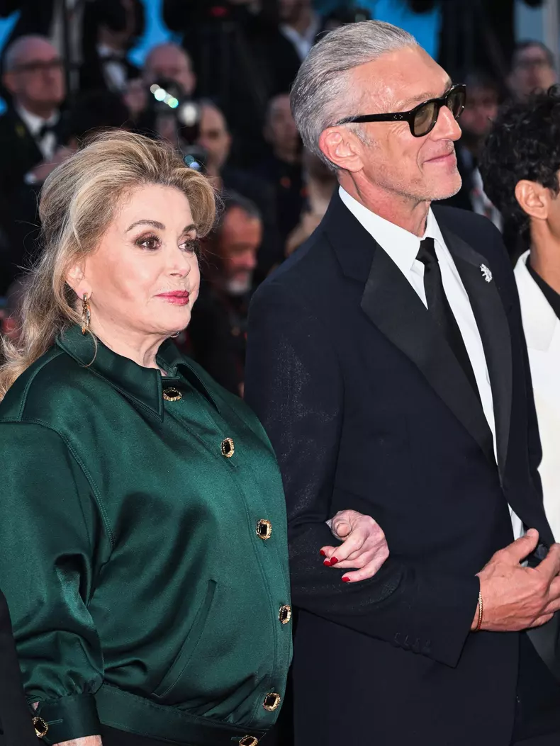 Cannes, Francia. 14th May, 2026. Cannes, 79th Cannes Film Festival 2026, evening 3 - red carpet of "Histoires Parallèles (Parallel Tales)" Pictured: VINCENT CASSEL, Catherine Deneuve Credit: Independent Photo Agency/Alamy Live News