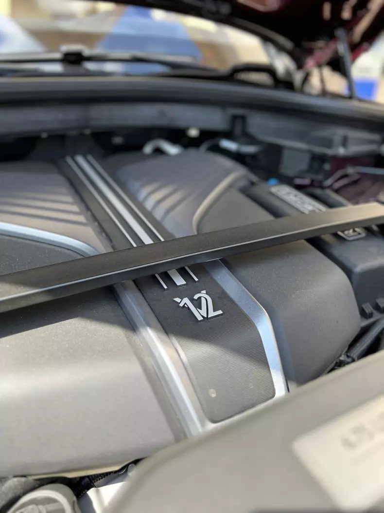 Rolls Cullinan telefon 006