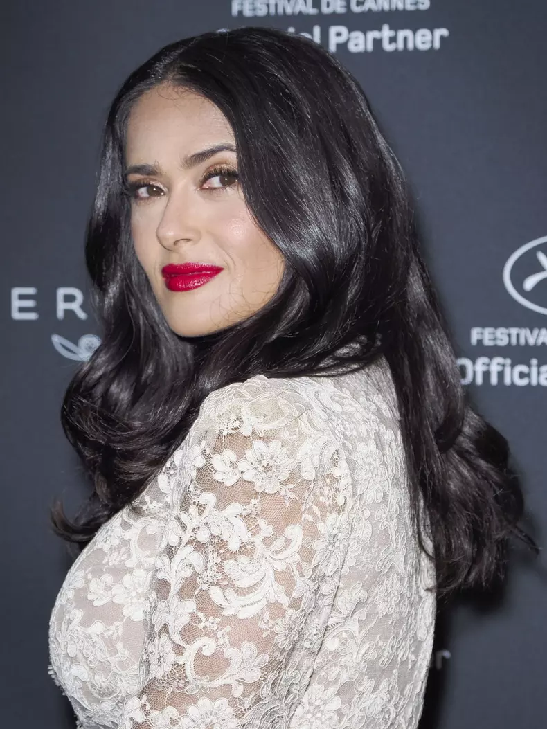 La 51 de ani, Salma Hayek arată fabulos în costum de baie