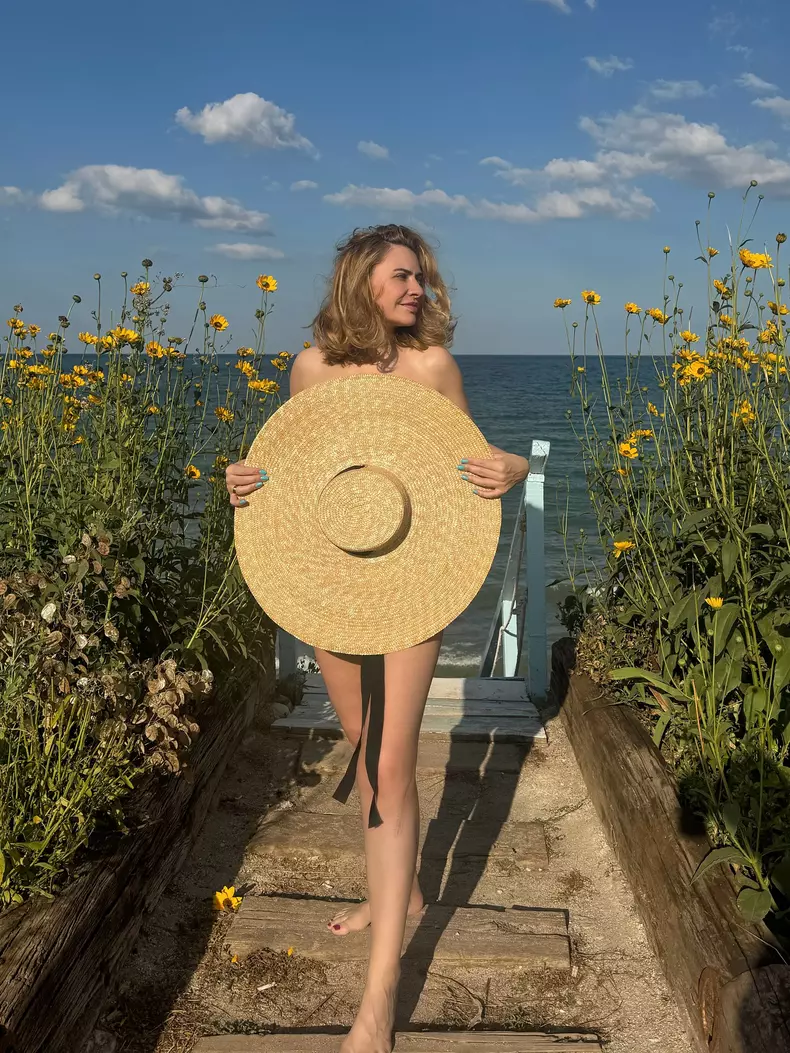 adina buzatu in costum de baie 1