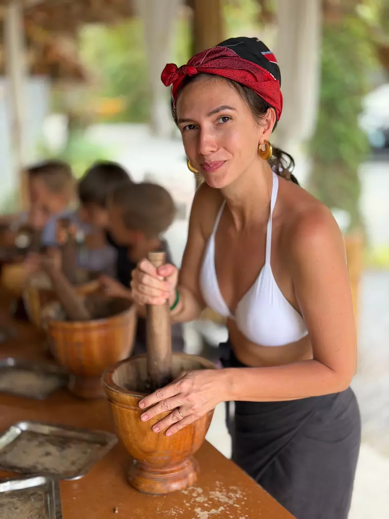 adela popescu in thailanda 1