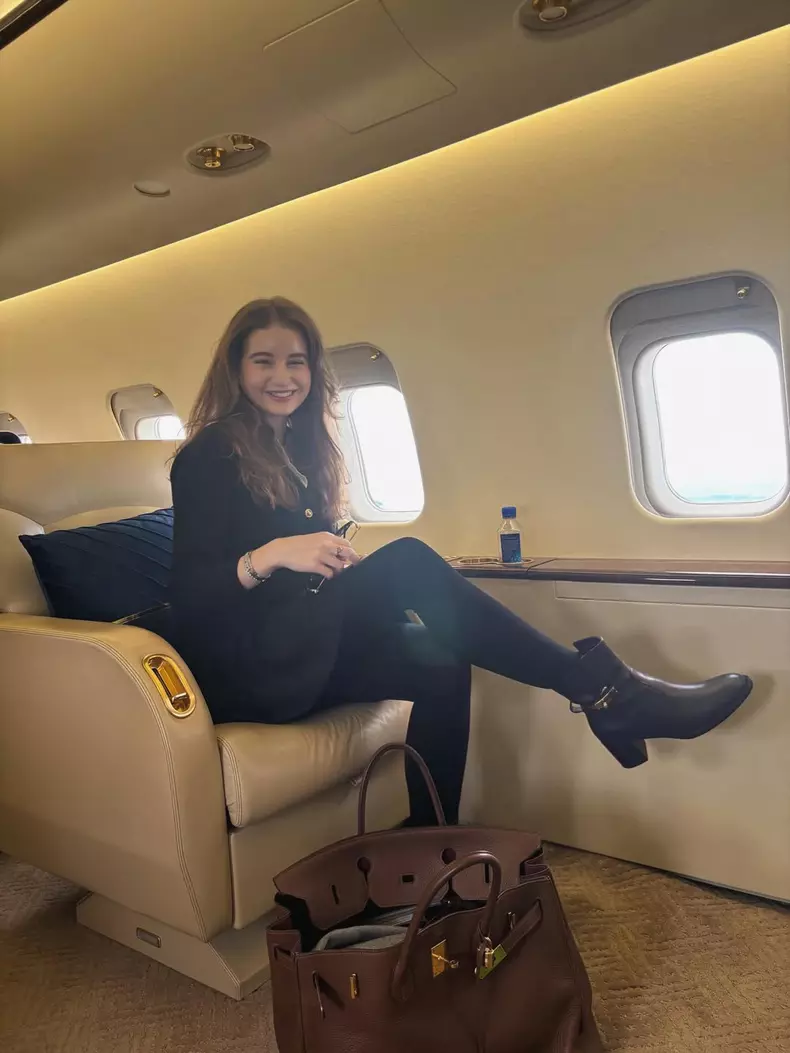 Irina Columbeanu în avion privat (2)
