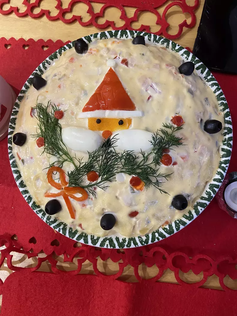 Boeuf,Salad,Decorated,With,Santa,Claus,For,Christmas