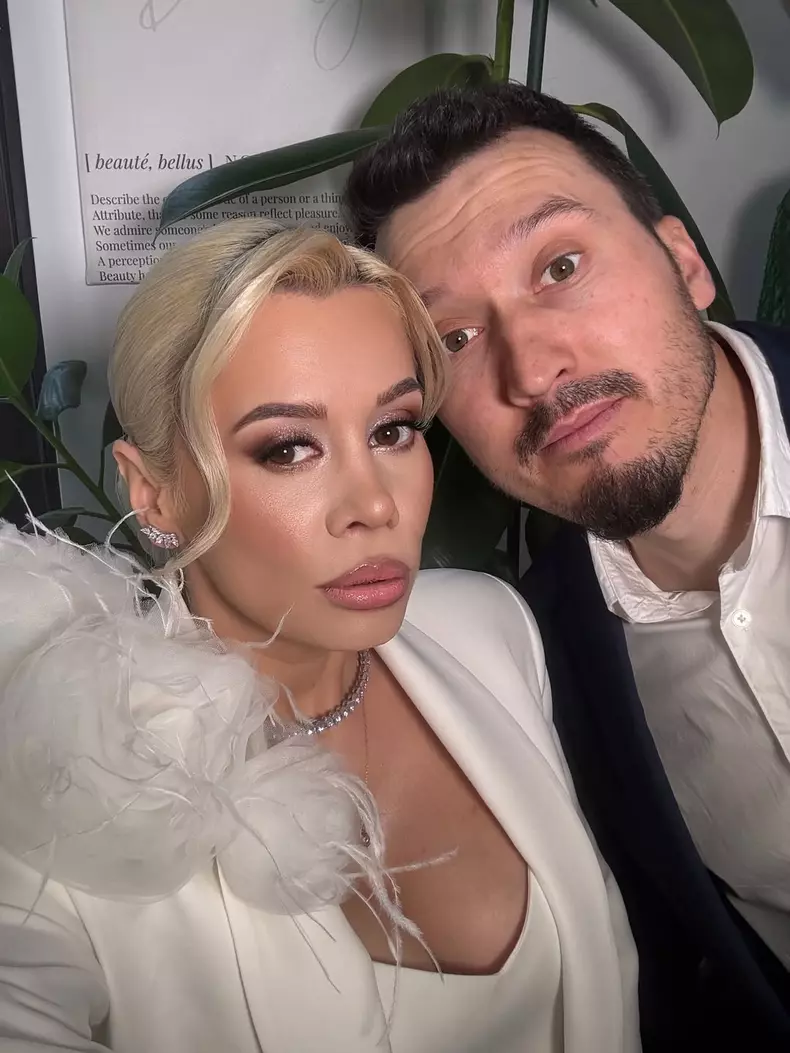Nu ne îmbrăcăm frumos dar și când o facem , o facem din motive importanteStyling @ely_adam Rochi (1)
