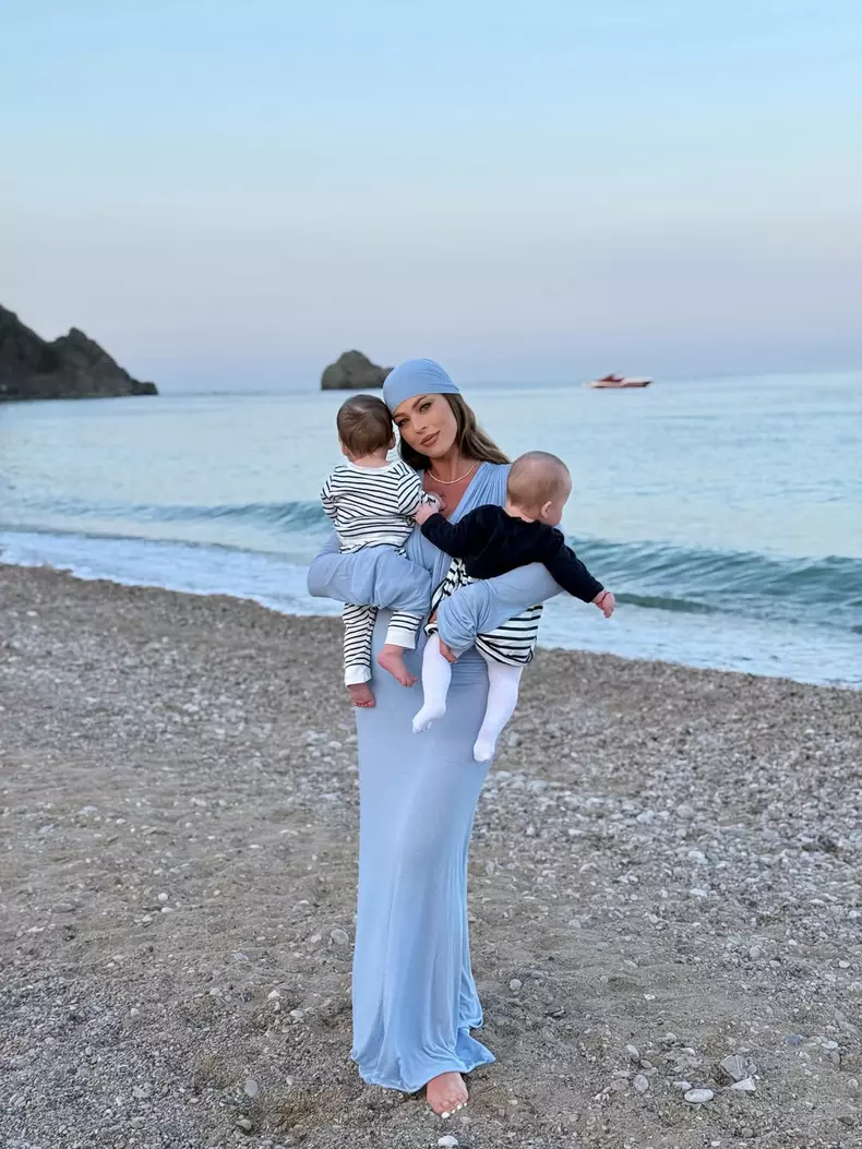 Roxana Nemeș vacanță cu gemenii în Antalya (2)