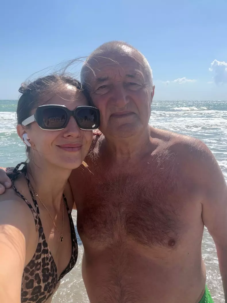 Adela Popescu si tatal ei la plaja
