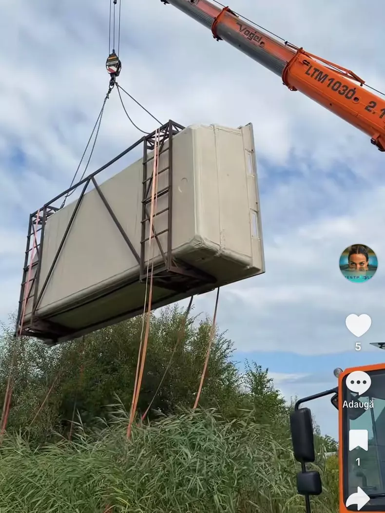 Imagini cu piscina Mirelei Vaida