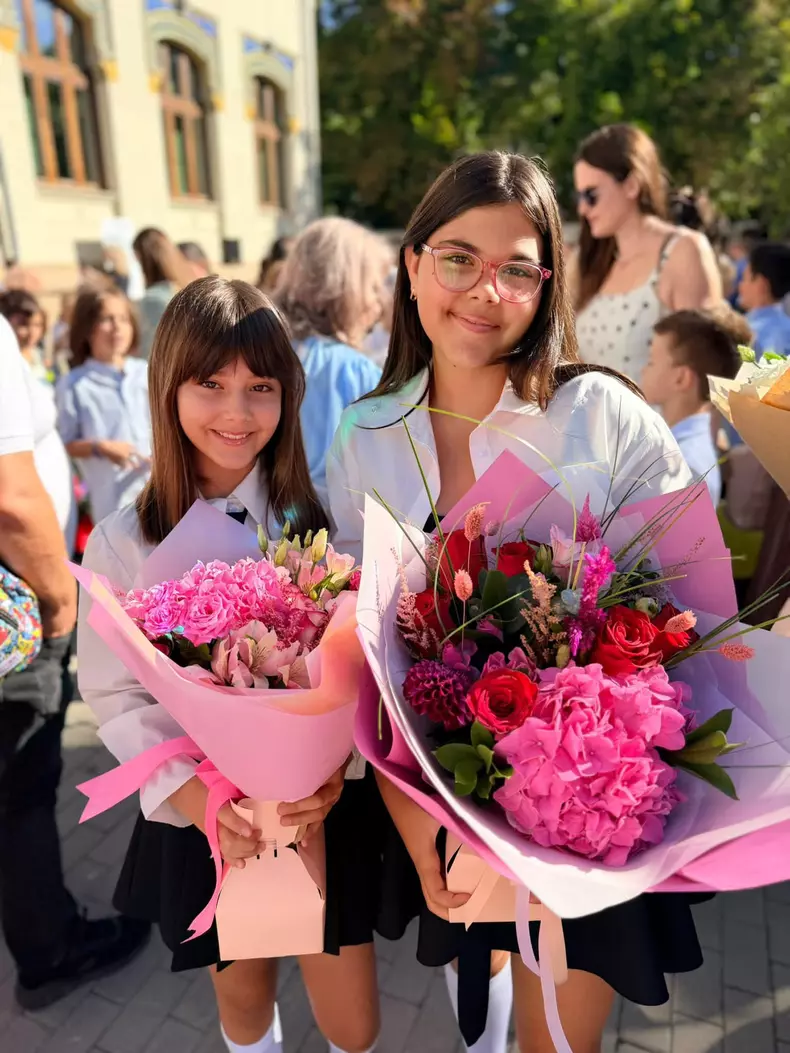 Alina Sorescu alături de fetele sale în prima zi de școală (1)