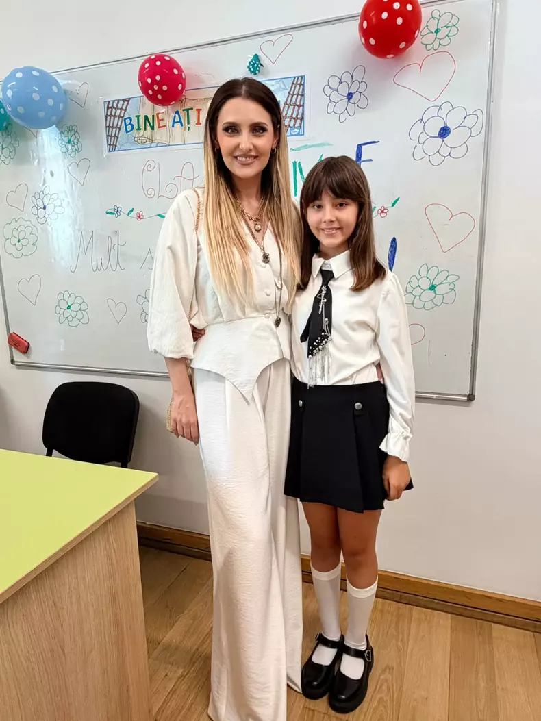 Alina Sorescu alături de fetele sale în prima zi de școală (2)