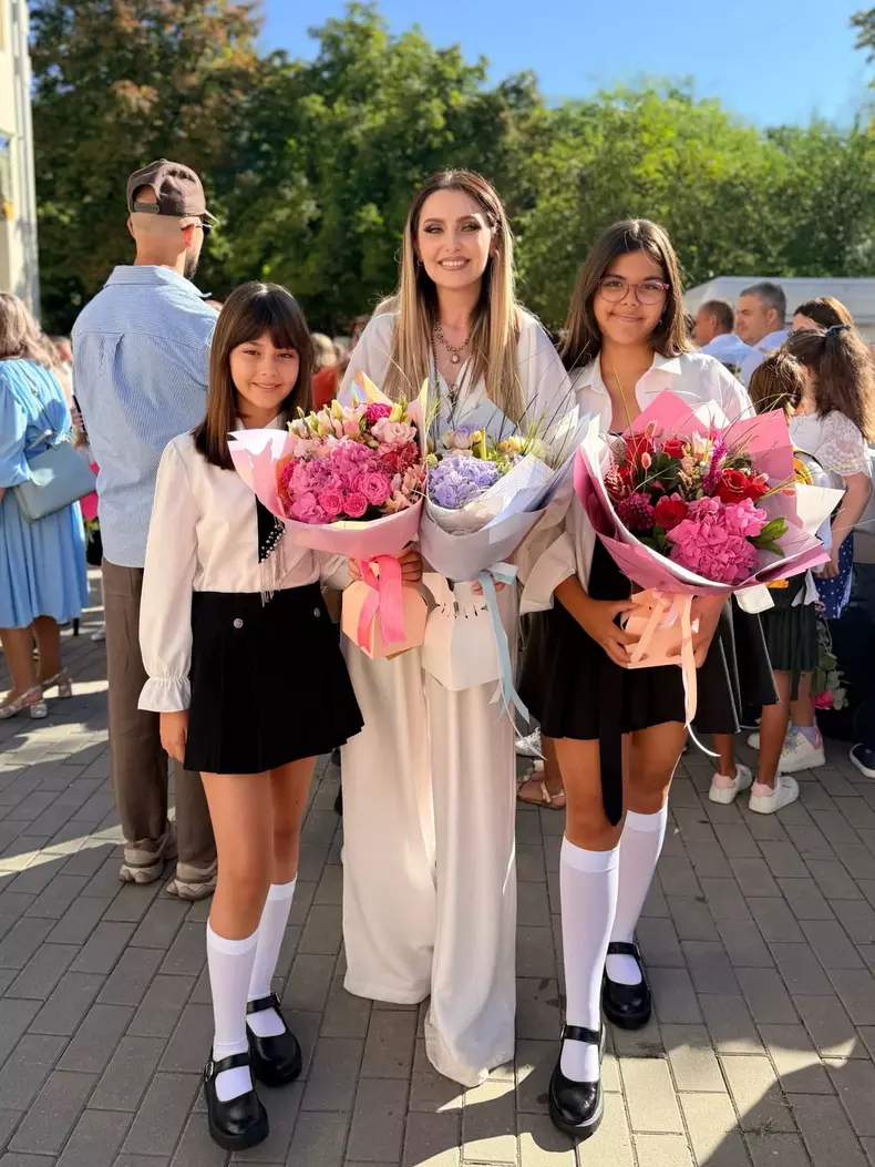 Alina Sorescu alături de fetele sale în prima zi de școală (3)