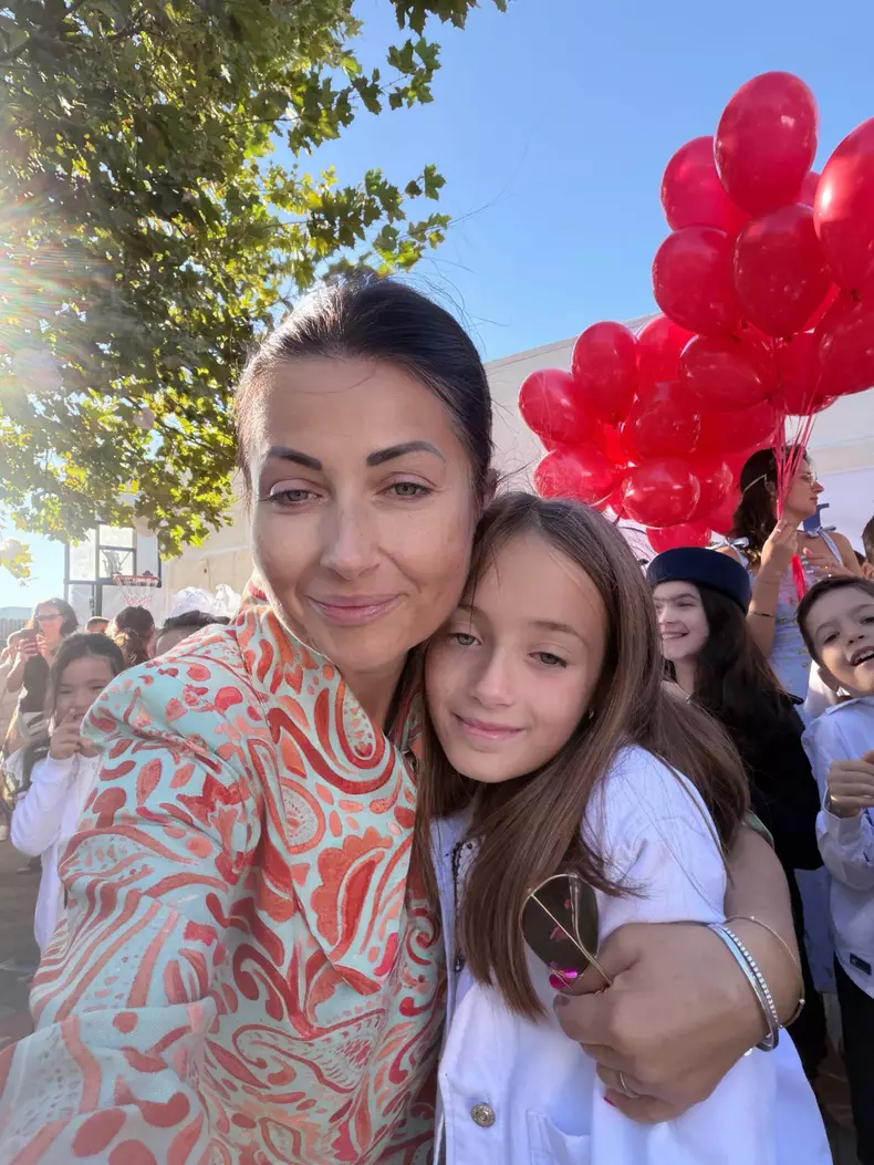 Gabriela Cristea alături de fetele sale în prima zi de școală (1)