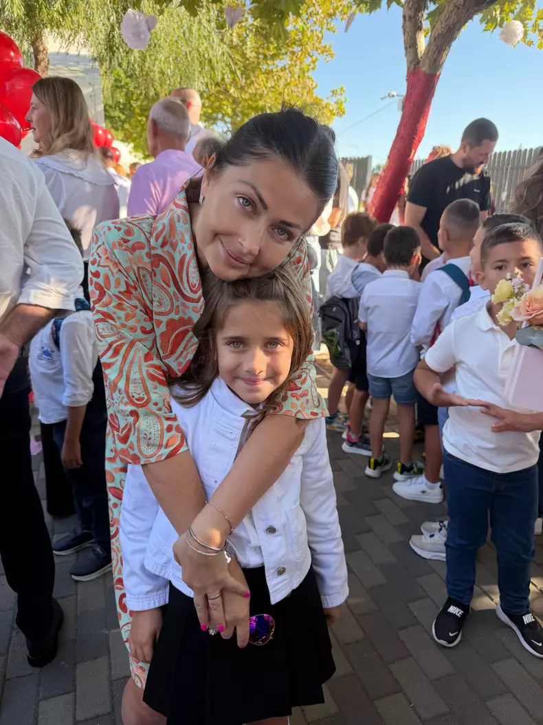 Gabriela Cristea alături de fetele sale în prima zi de școală (3)