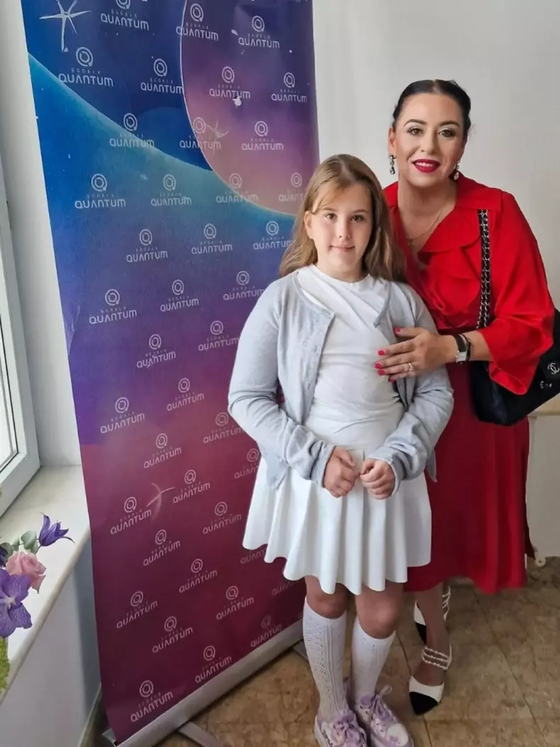 Isabela, fiica Oanei Roman, în prima zi de școală (5)