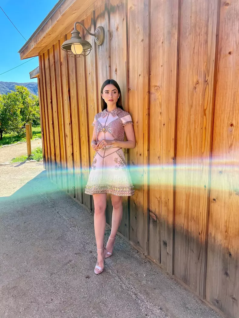 Lily Collins într-o rochie Georges Hobeika Couture