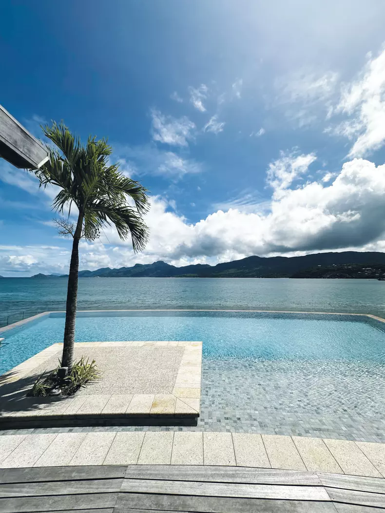 Piscina infinity a hotelului Mango House