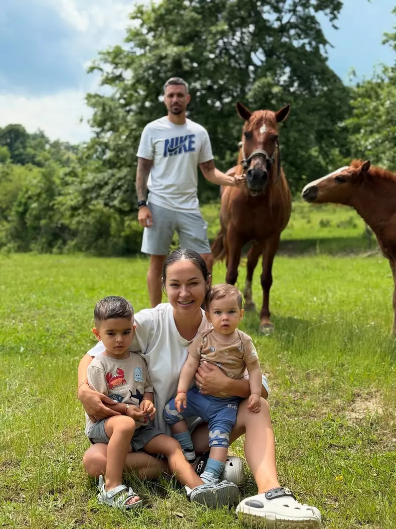 9. Vlăduța Lupău și familia