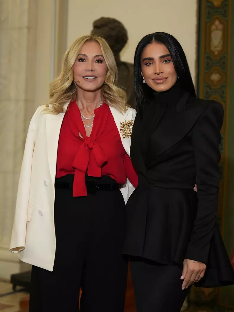 1. Adelina Pestrițu și Anastasia Soare