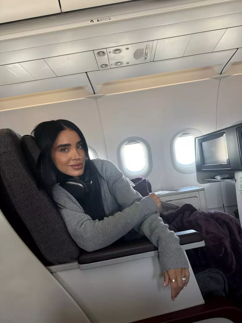 Adelina Pestrițu în avion (2)