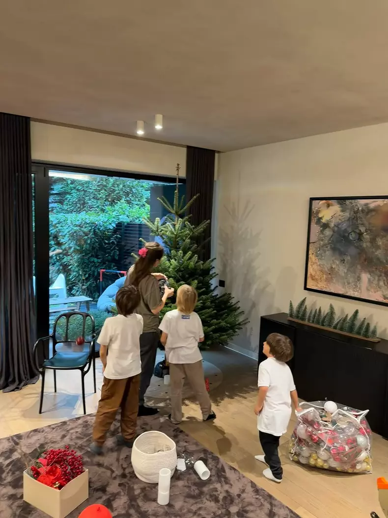 1. Adela Popescu și cei trei băieți