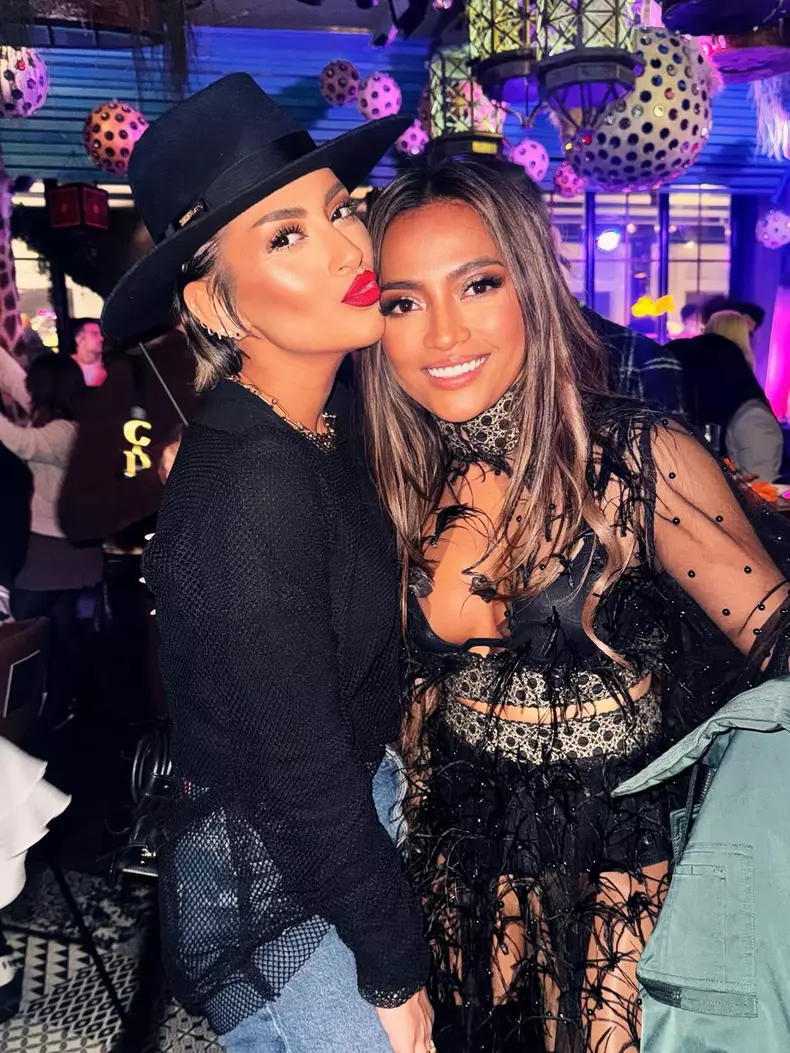 Giulia Anghelescu și Bella Santiago