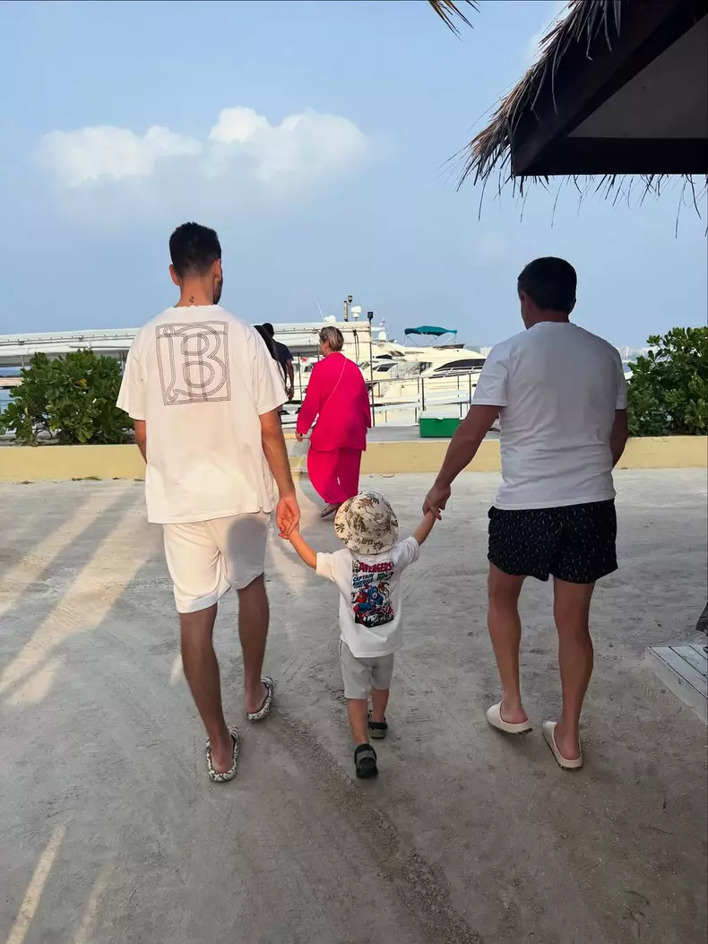 5. Familia lui Theo Rose