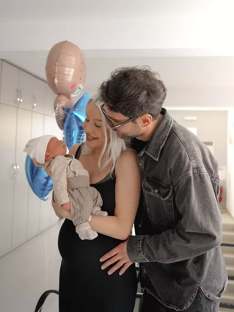 7. Carmen Grebenișan și familia