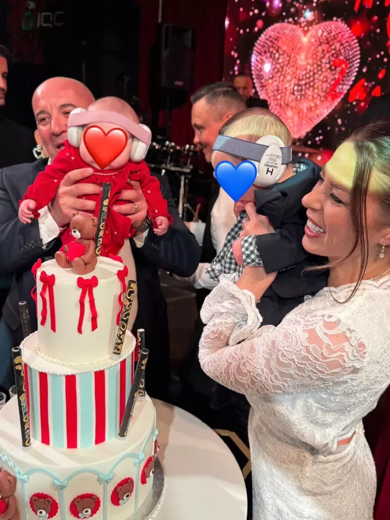 2 Roxana Nemeș și-a botezat gemenii