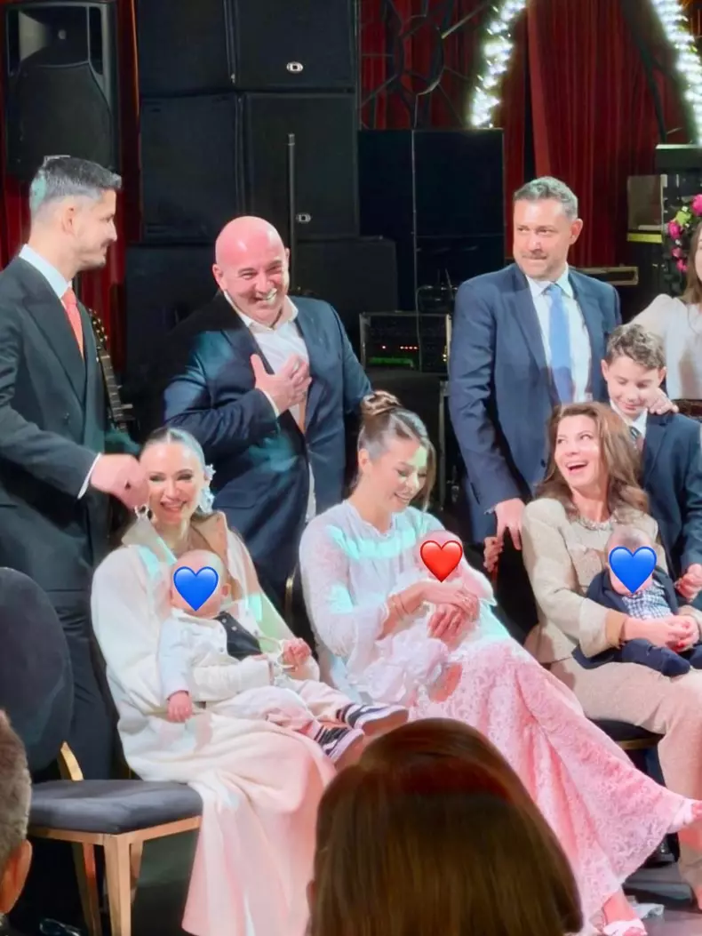 3. Roxana Nemeș și-a botezat gemenii