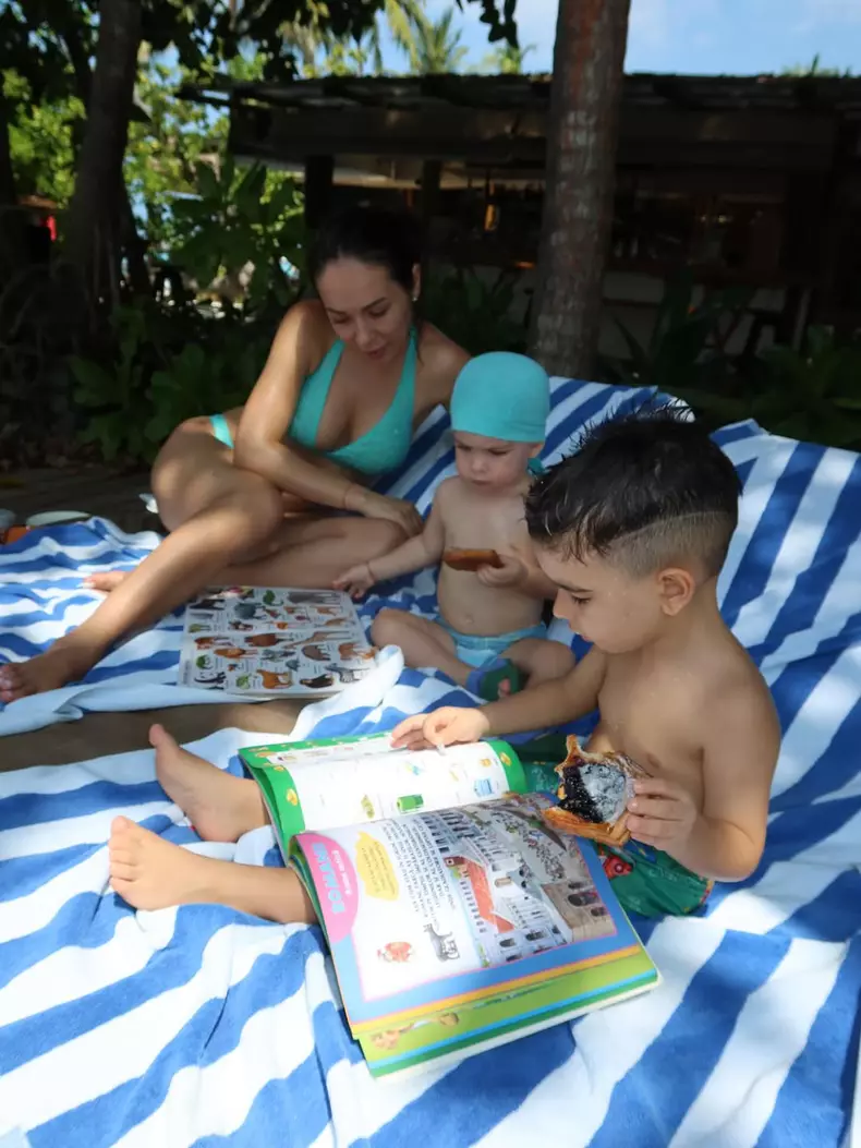 6. Vlăduța Lupău și cei doi copii