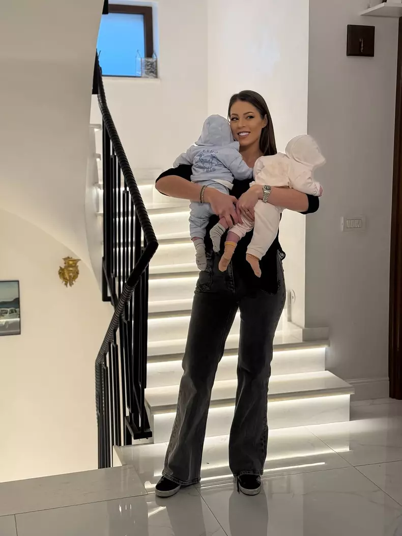 9. Roxana Nemeș și gemenii ei