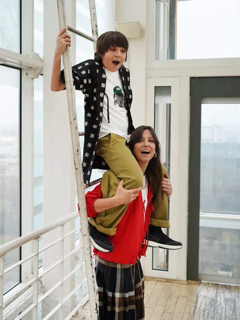 6. Dana Rogoz și fiul ei